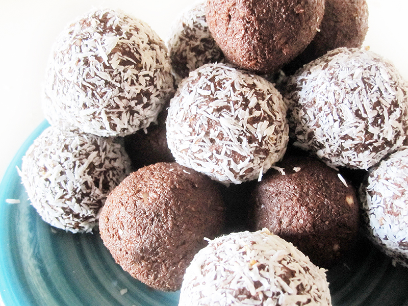 Schokoladen Bällchen mit Kokosnuss (Vegan, Glutenfrei, Fruchtgesüßt ...